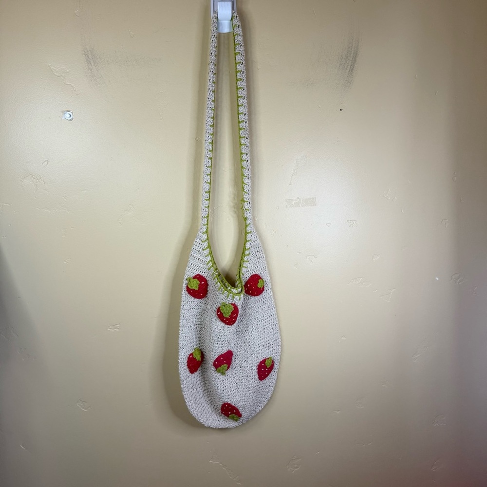 Anthropologie‎ Strawberry Knitted Tote Clean Some Light Wear on Strap Boho - Picture 2 of 6